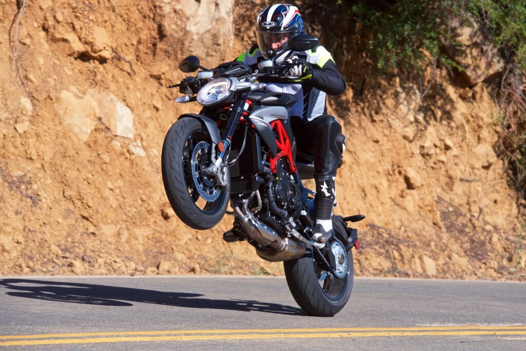 Hogyan kell kuplunggal egykerekezni motorkerékpáron 41 2017 MV Agusta Brutale 800 Review sport motorcycle 5