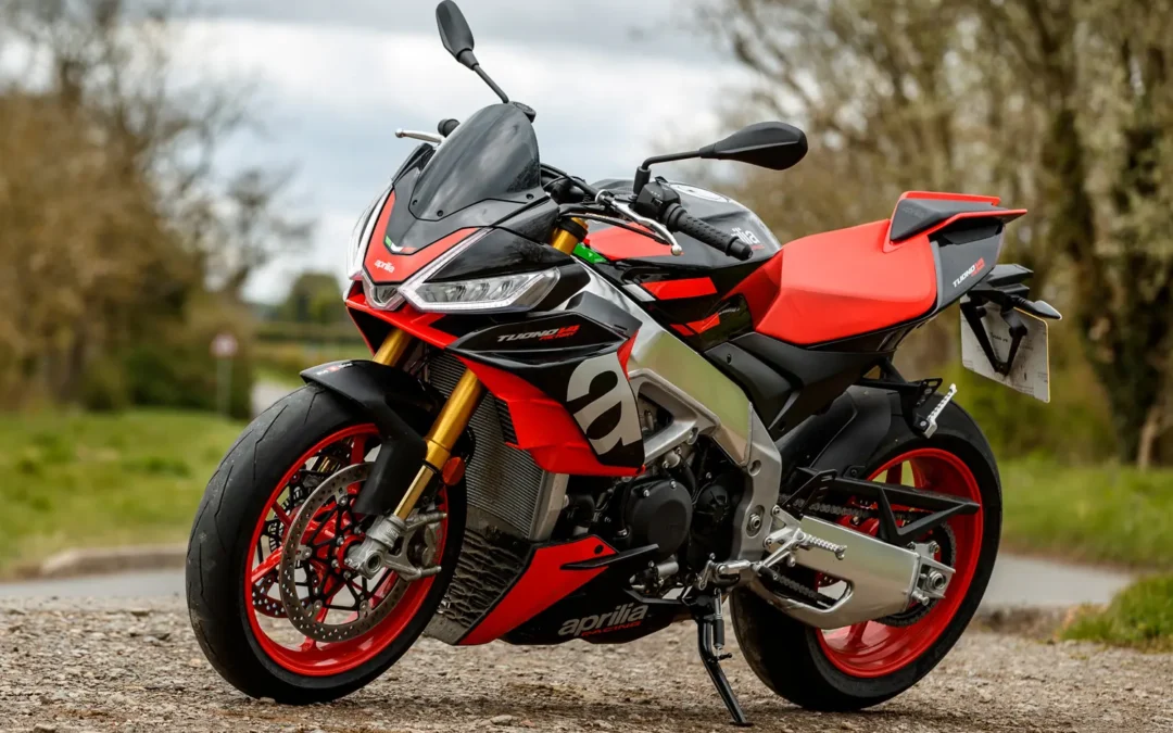 Mi a különbség a 2019-es és a 2023-as Aprilia Tuono V4 1100 factory motorok között?