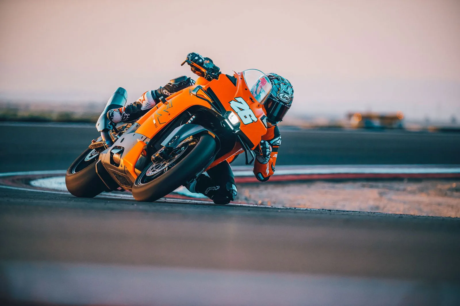KTM bemutatja új 990 RC R szupersport modellt! 2 KTM bemutatja új 990 RC R szupersport modellt!