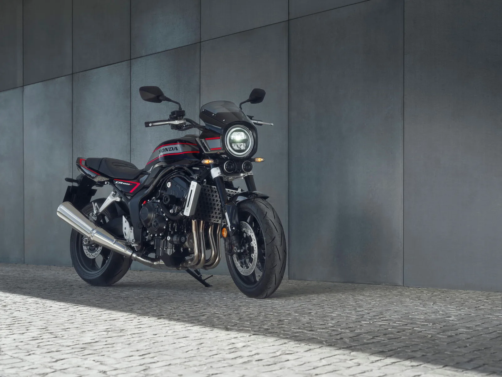 Honda bemutatja az új CB1000F-t három színben! 2 Honda bemutatja az új CB1000F-t három színben!
