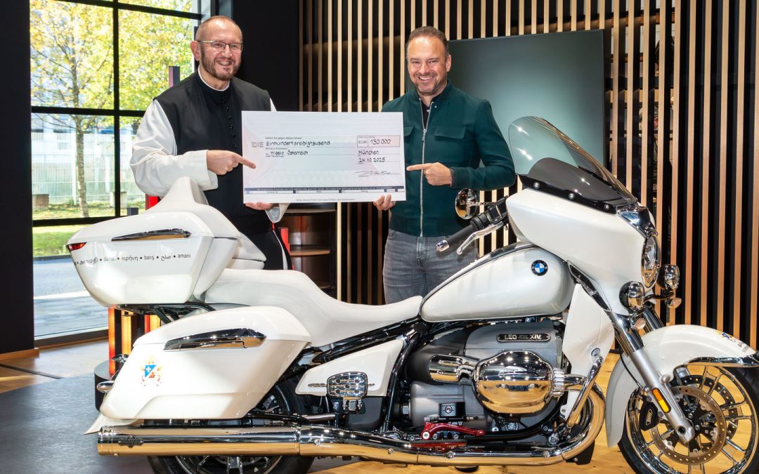 Pápa Leo aláírásával ellátott BMW R18 Transcontinental új otthonra lelt!