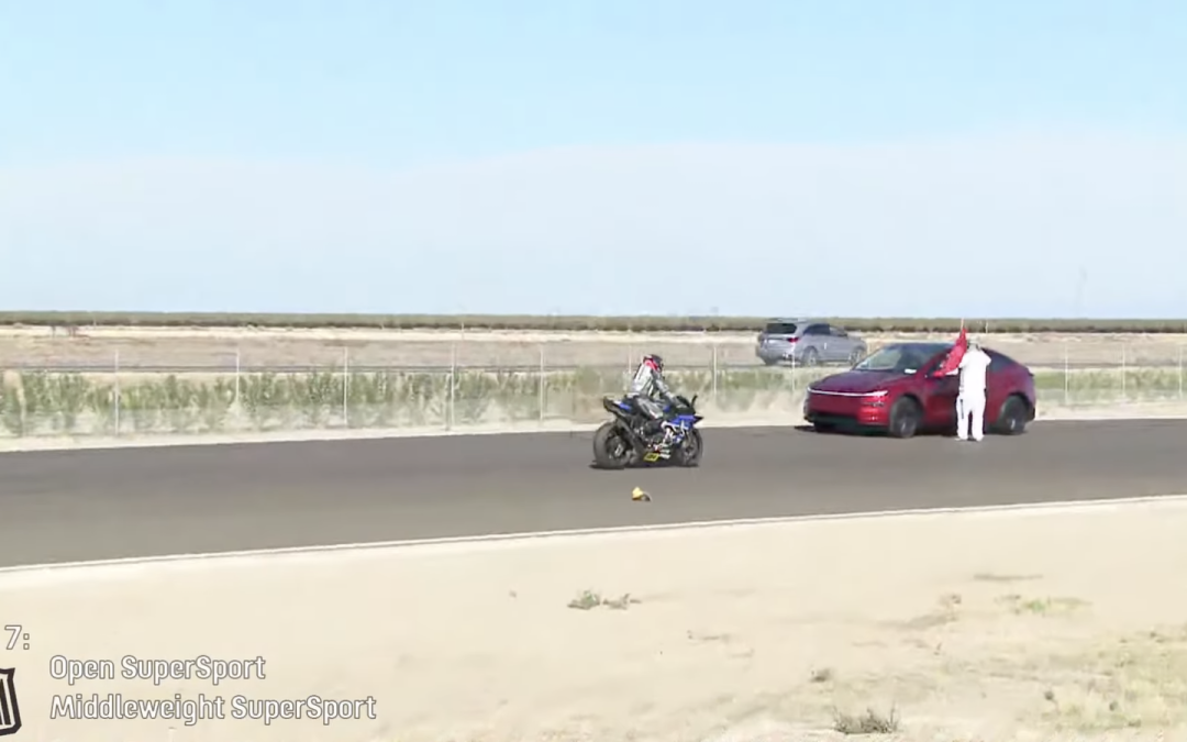 Tesla sofőr behajt a Buttonwillow Raceway-re az AFM Supersport versenyen!