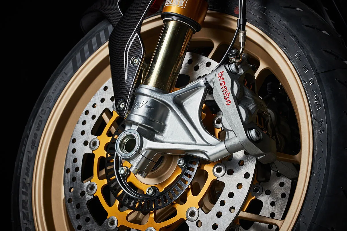 MV Agusta Brutale Serie Oro: vadonatúj 950 EVO motorral! 2 MV Agusta Brutale Serie Oro: vadonatúj 950 EVO motorral!