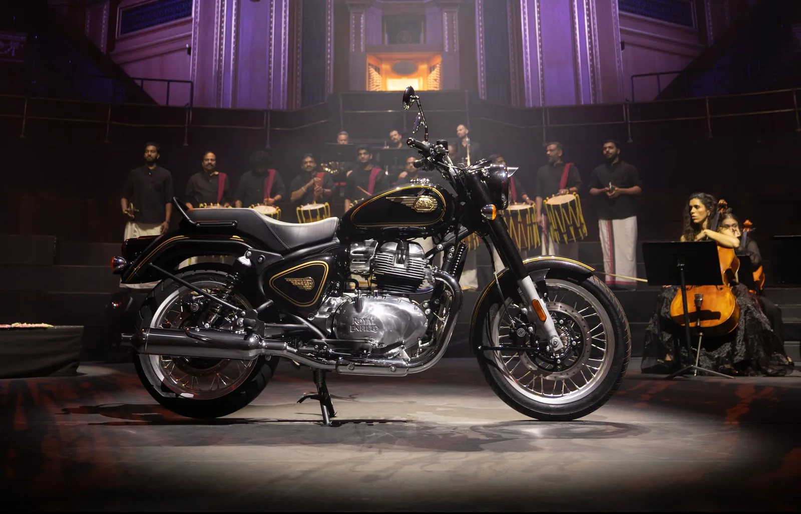 Royal Albert Hall és Royal Enfield: “Golyként a színpadon” bemutató 2 Royal Albert Hall és Royal Enfield: “Golyként a színpadon”!