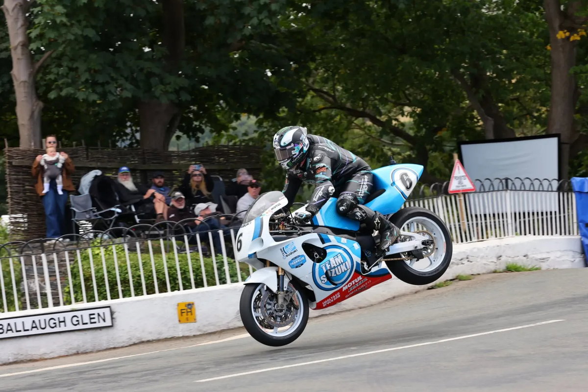 Michael Dunlop Suzuki GSX-R750-gyel aratott kettős sikert 1 Michael Dunlop Suzuki GSX-R750-gyel aratott kettős sikert