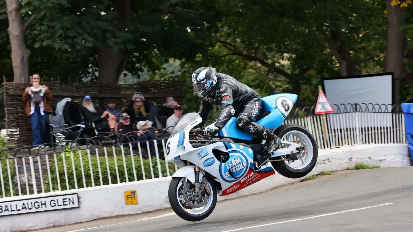 Michael Dunlop Suzuki GSX-R750-gyel aratott kettős sikert