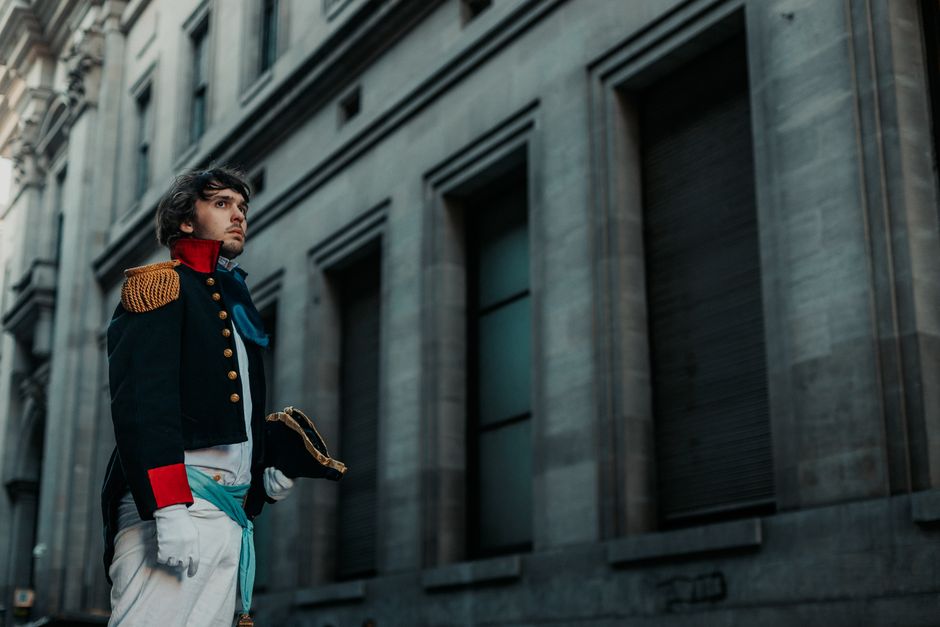 Man dressed in historical military uniform in Buenos Aires urban setting.