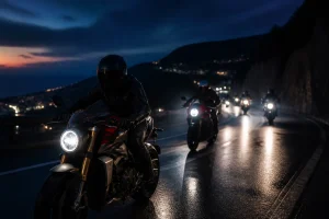 Éjszakai motorozás: klubtúra sötétedés után