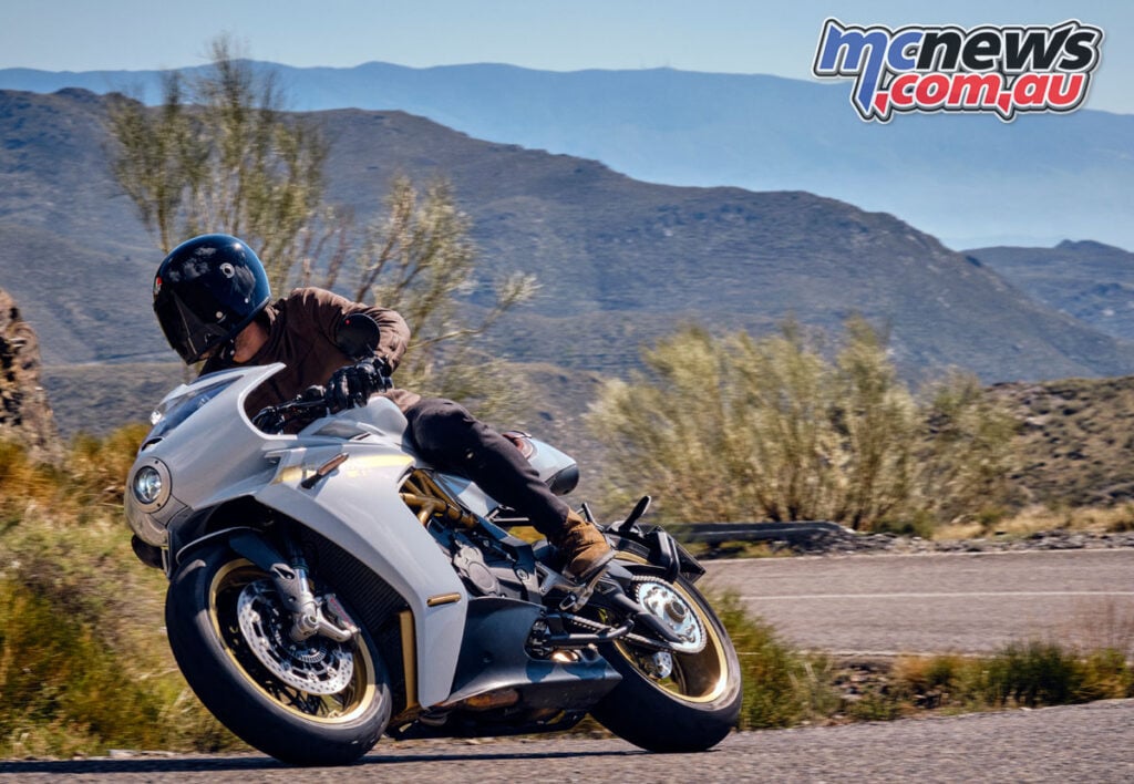 MV Agusta Superveloce frissítve 2021-re 7 358eaee9 2021 MV Agusta Superveloce S 15